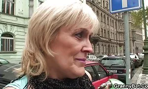 Mature woman helps a young neighbor to properly satisfy her boyfriend
